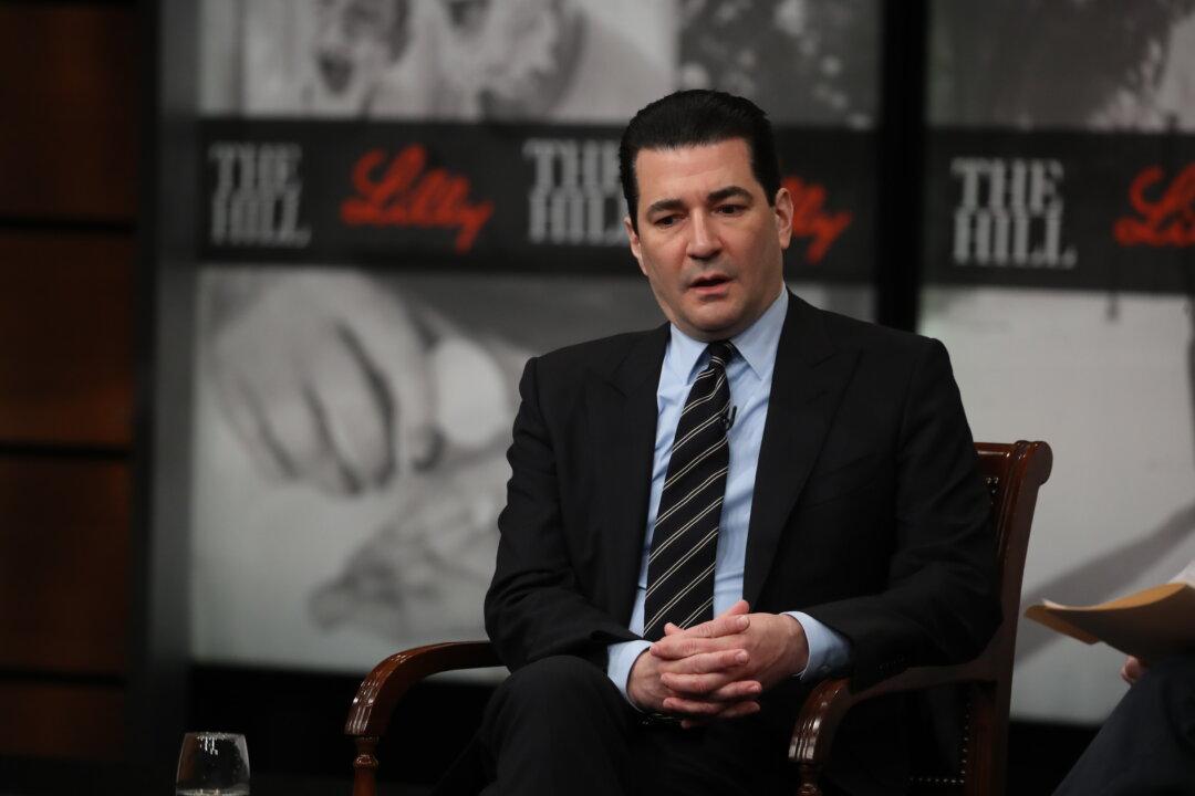 US Should Be ‘Aggressive’ in Lifting COVID-19 Restrictions as Situation Improves: Gottlieb