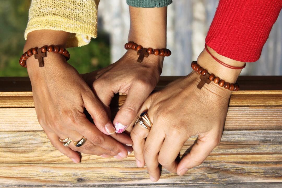 3 Sisters Who Were Pregnant Coincidently Within Weeks of Each Other Pose for Photoshoot