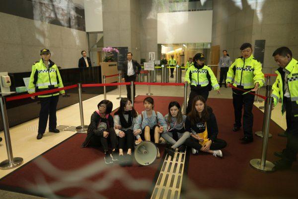 Protesters from Demosisto and Lingnan University surround by security after storming Hong Kong government headquarters over proposal to extradite fugitives to mainland China, in Hong Kong, China on March 15, 2019. (Stanley Leung/Reuters)