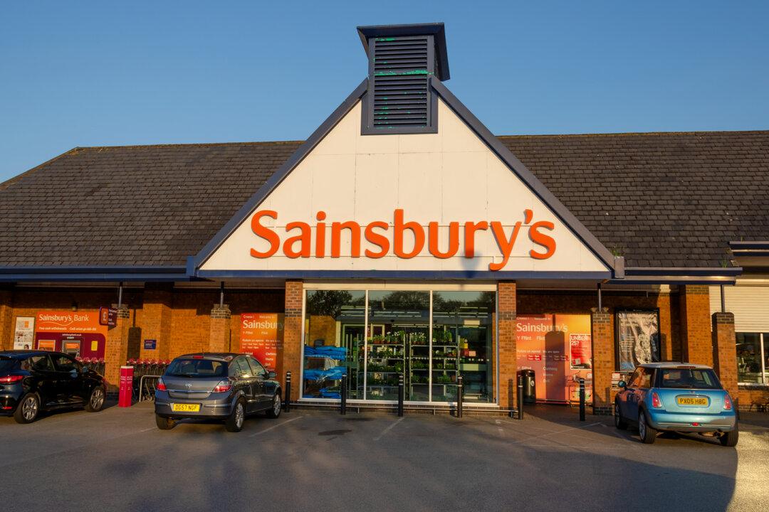 Supermarket Assigns Mom with Dementia a ‘brand-new role’ to Help Her Continue Working