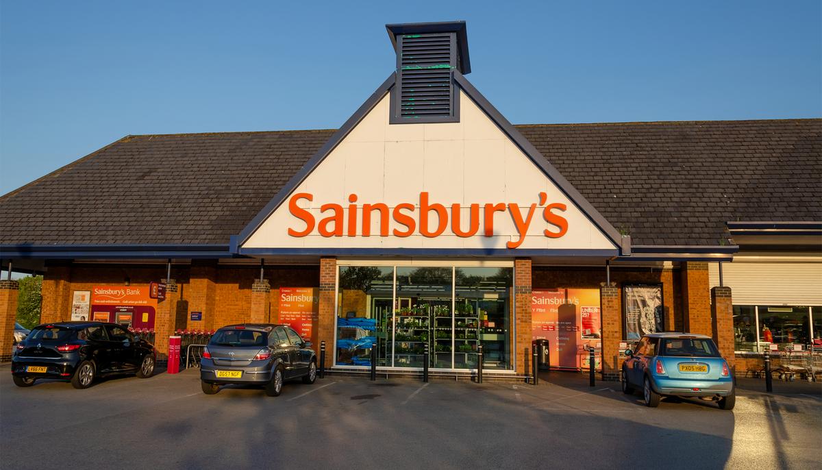 Supermarket Assigns Mom with Dementia a ‘brand-new role’ to Help Her Continue Working