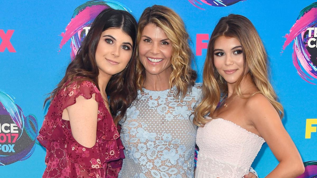 Lori Loughlin’s Daughter Isabella Giannulli Deletes Instagram After Parents’ Not Guilty Plea