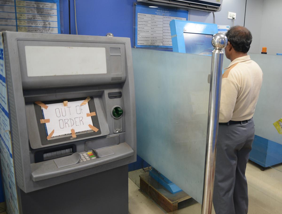 Bank technicians were called to the scene (Illustration - Shutterstock | <a href="https://www.gettyimages.com/detail/news-photo/indian-customers-update-their-passbooks-at-a-state-bank-of-news-photo/624819046">DIPTENDU DUTTA</a>)