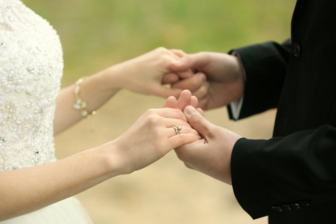 Bride Surprises Groom by Wearing Wedding Dress at His Beloved Mother’s Grave