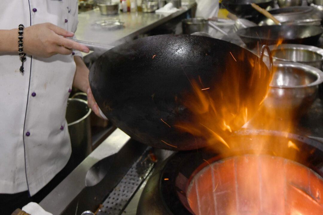 Slippery Stir-Fry Surprise! Novice Chef’s Cooking Mistake Makes an Eel-Covered Kitchen
