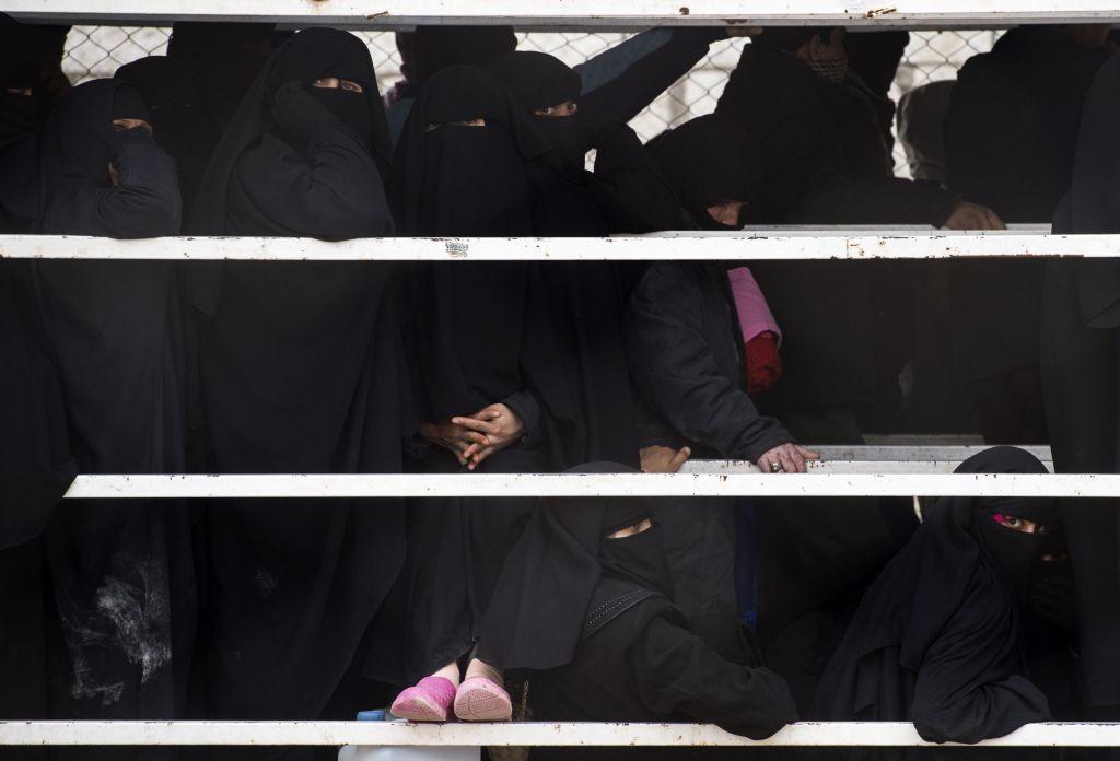 Mob of ISIS Brides Attacks Guards at Refugee Camp in Syria