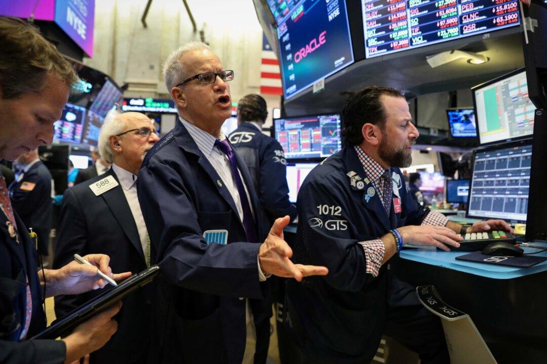 Wall Street Tumbles on Global Economic Slowdown Fears