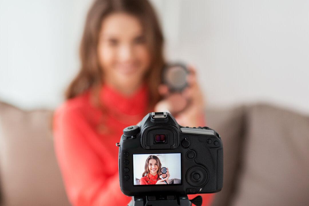 Viral Makeup Blogger Transforms into Famous Faces–Johnny Depp, Mona Lisa & More