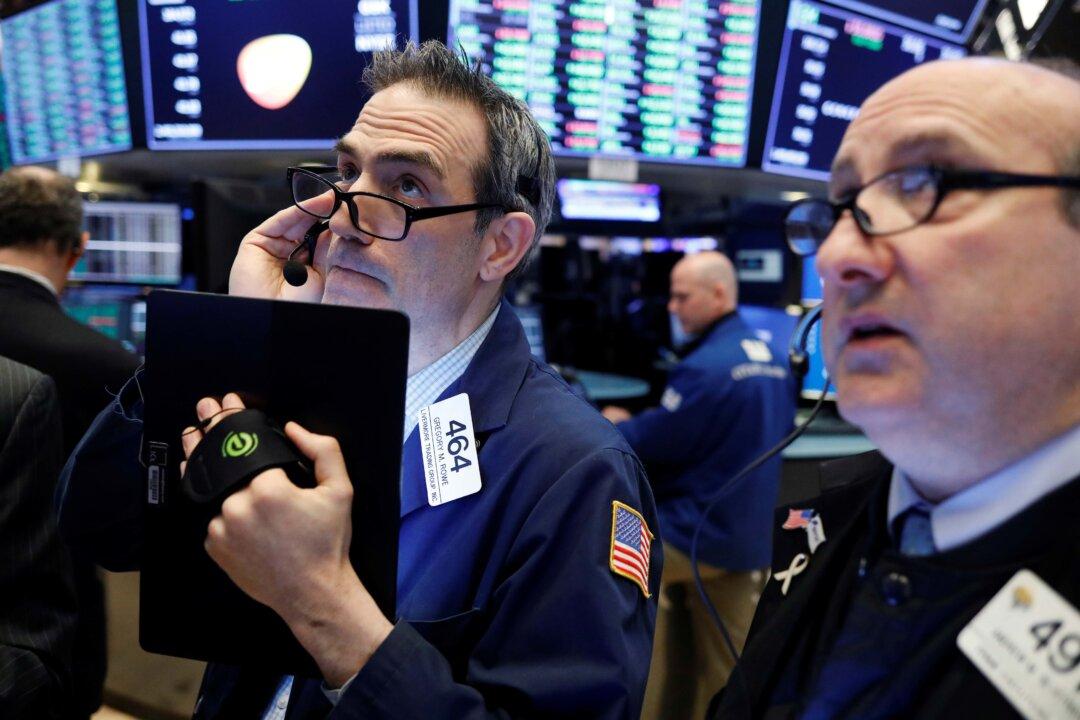 Tech, Energy Shares Prop up Wall Street