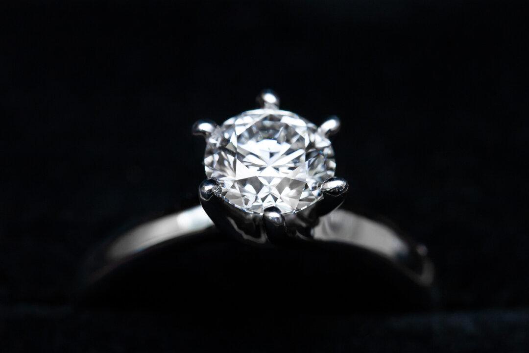 Woman Buys $13 Ring at a Flea Market & Learns It’s a 26-Carat Diamond 30 Years Later