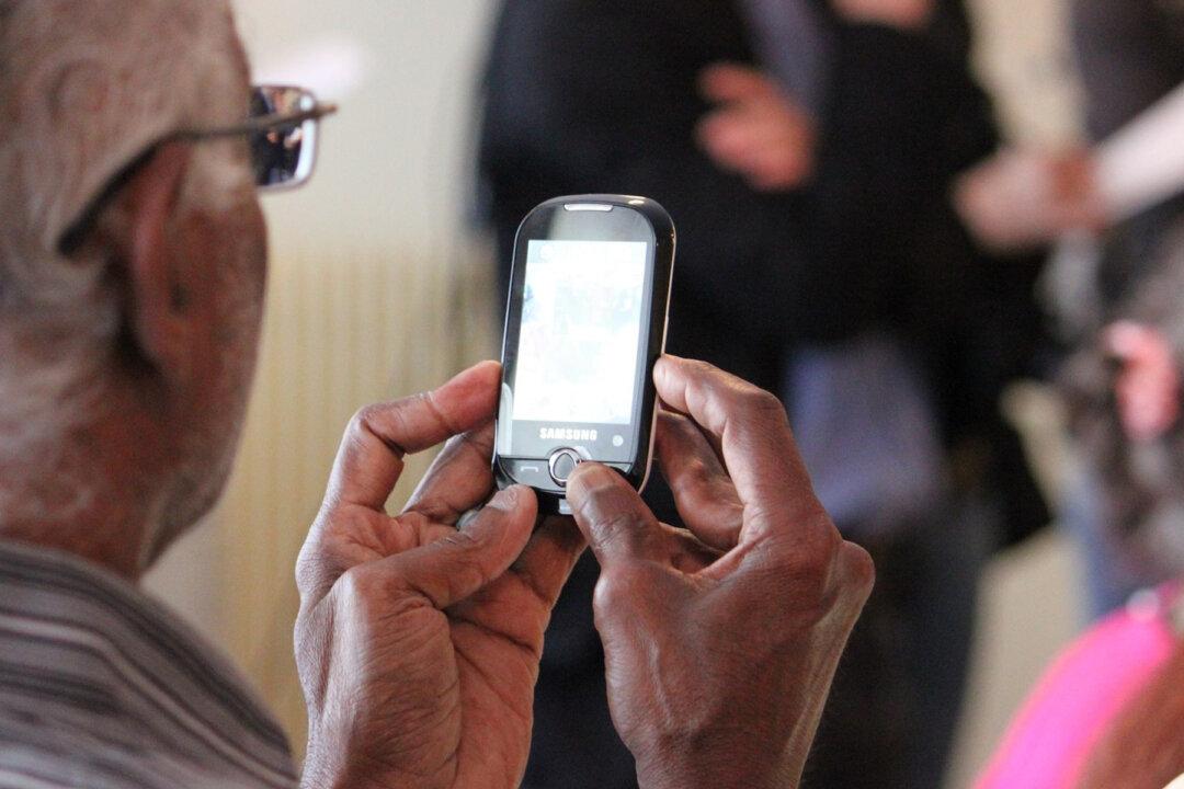 Grandpa Wants to Wire $2,300 to Grandson but Walmart Cashier Steps In & Saves Him From a Scam