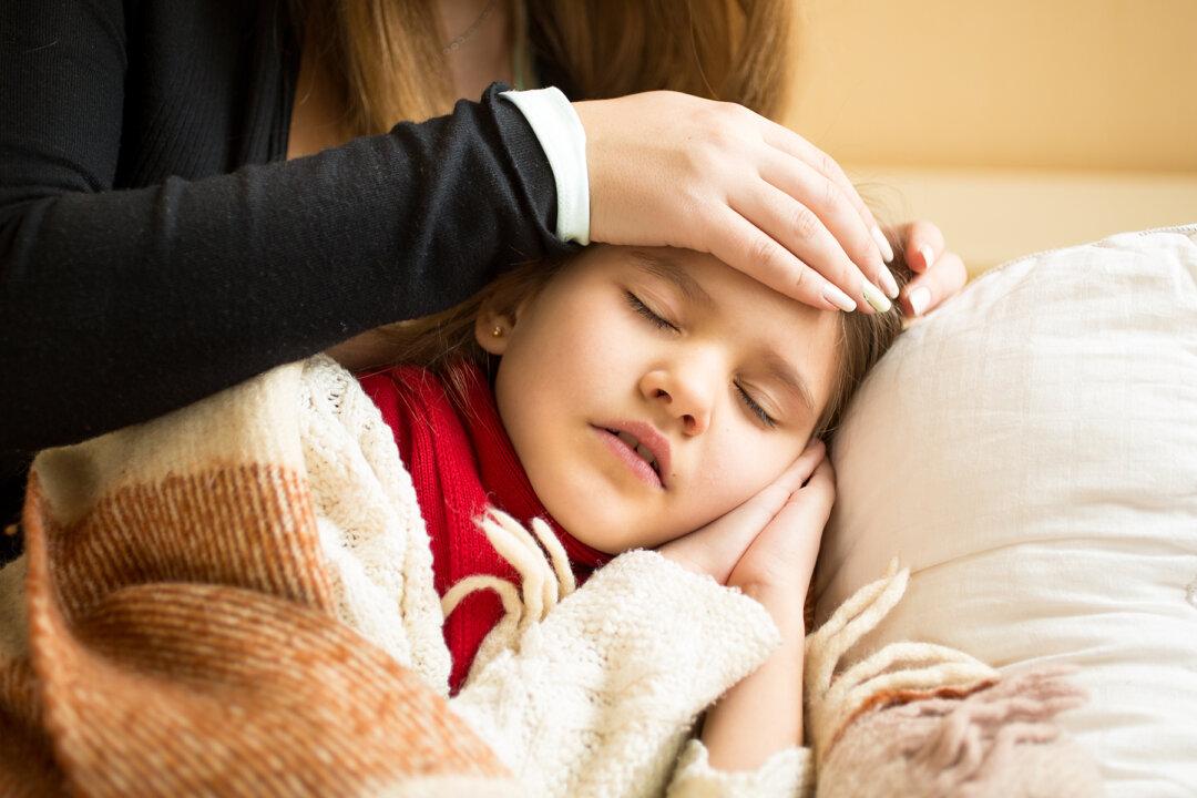 Mom Whips Out Brilliant Home Remedy for Sick Kid With Ear Infection