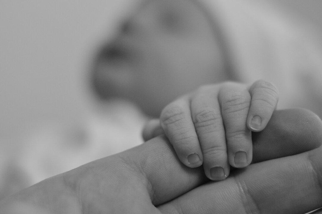 Candid Photos of Brazilian Father Praying at Newborn Son’s Bedside Go Viral