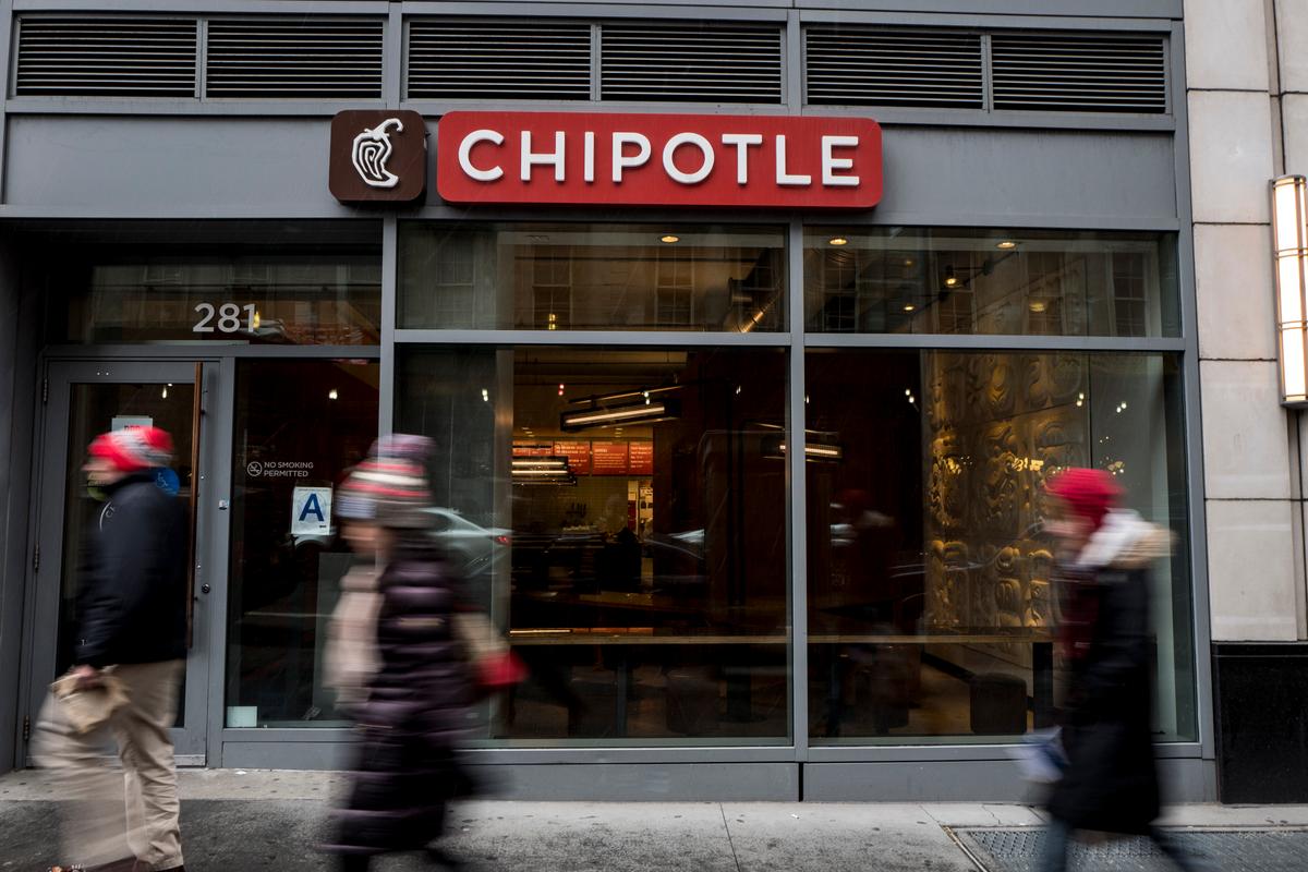 Chipotle, Panera Turn to Drive-Thrus as Fast-Food Stigma Fades