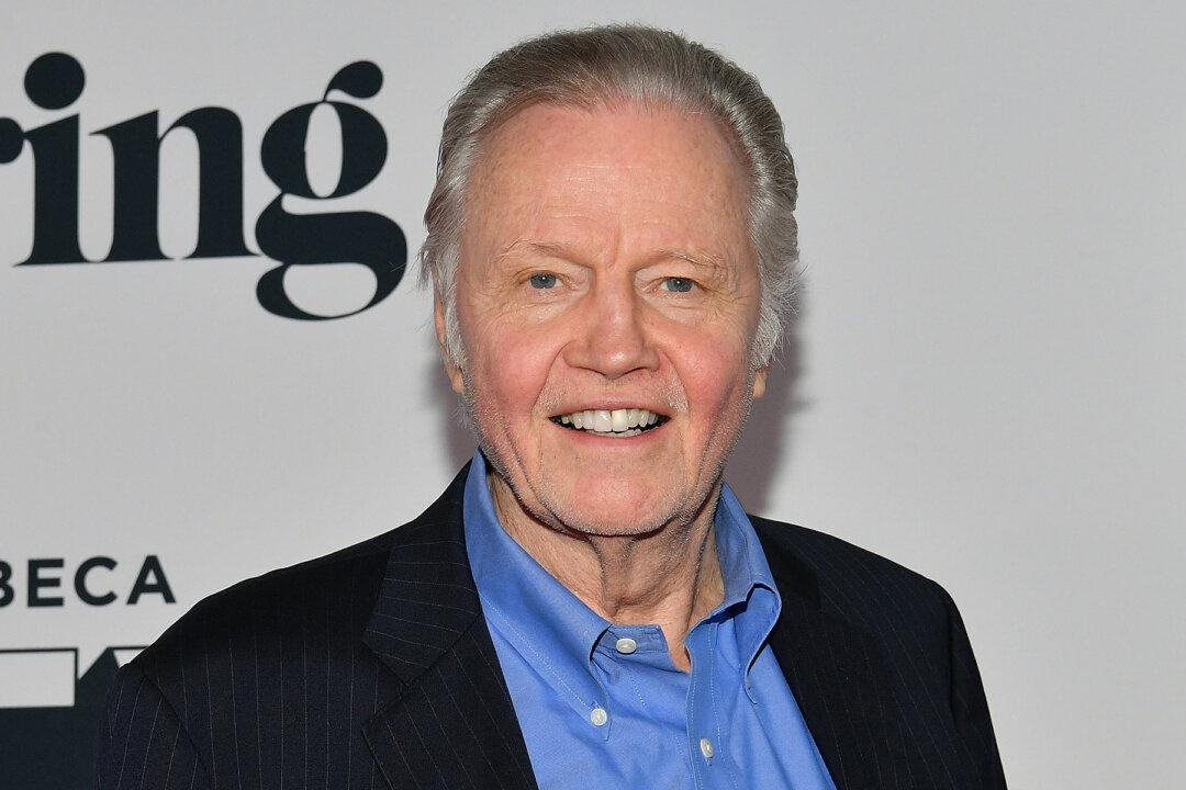 Woman Starstruck When the Legendary Jon Voight Pays for the 6 Turkeys in Her Cart