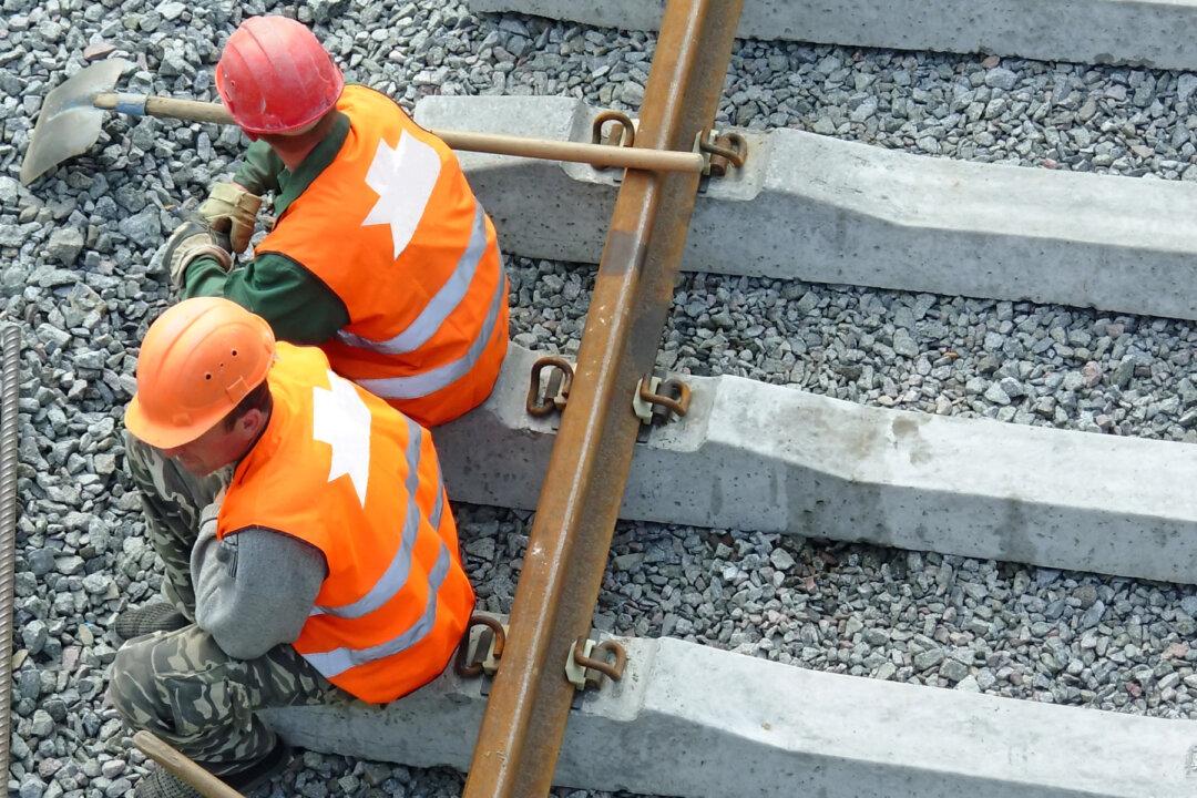 Break Time Turns Into Fun As Construction Worker Shows Off His Incredible Moves