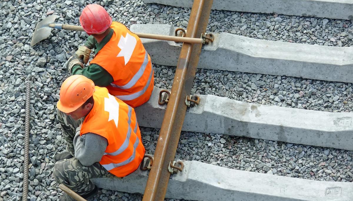 Break Time Turns Into Fun As Construction Worker Shows Off His Incredible Moves