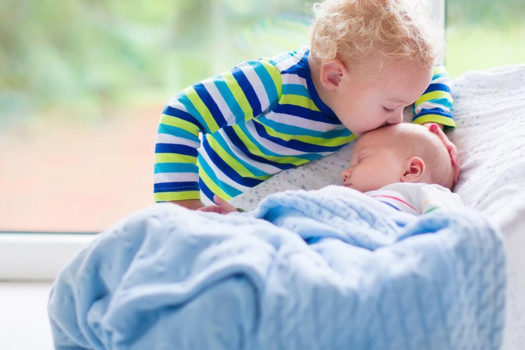 Big Sister Refuses to Let Go of Newborn Baby, Shakes Her Head When Anyone Gets Near