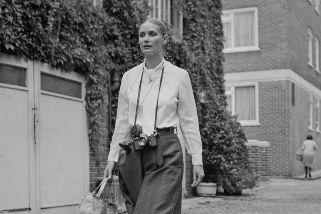 Tania Mallet, Bond Girl in ‘Goldfinger,’ Dies Aged 77