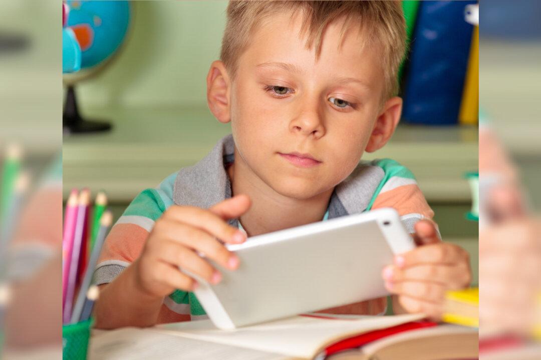Sydney School Bans ‘Distracting’ iPads, Students Revert to Traditional Textbooks