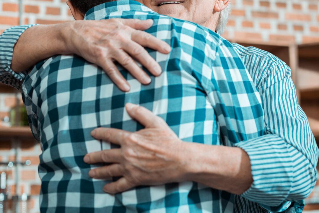 Struggling Veteran Never Met Son Until TV Reporter Tells Him to Turn Around 28 Years Later