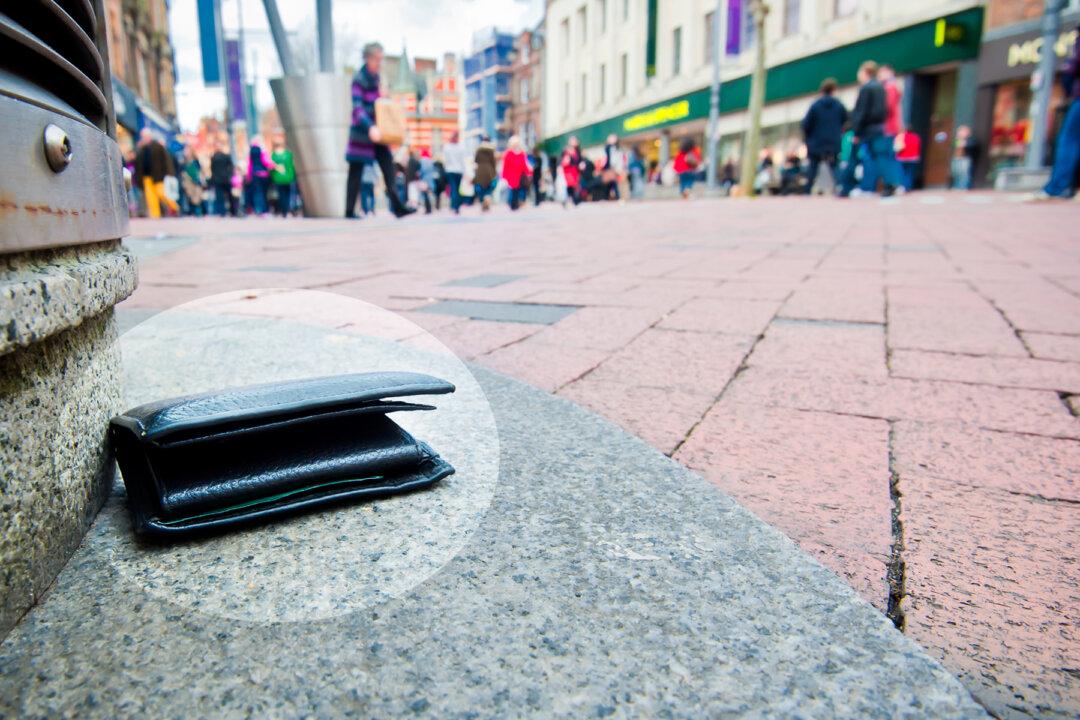 Teen With No Lunch Money Sees $2,300 in Wallet, Gets a Text From Mom Upon Returning It