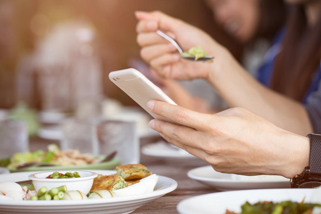 Teen Addicted to Video Game Talks Rudely to Parents Over Lunch Until Diners Had Enough