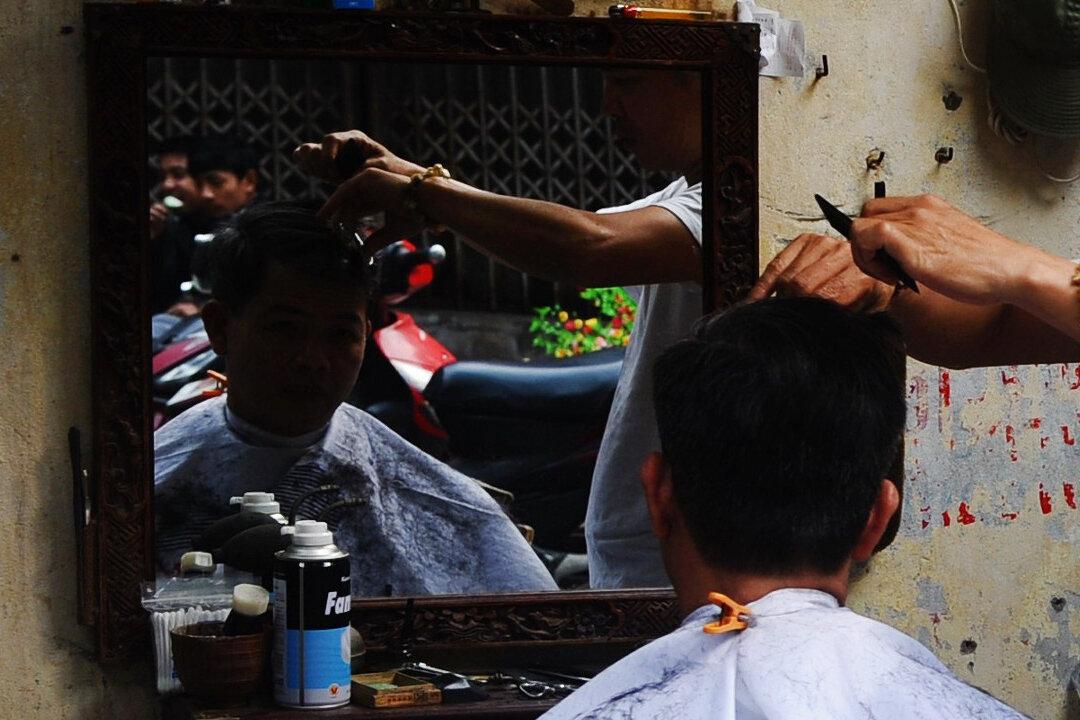 Man Attempts to Forcibly Cut Barber’s Hair Over Bad Haircut