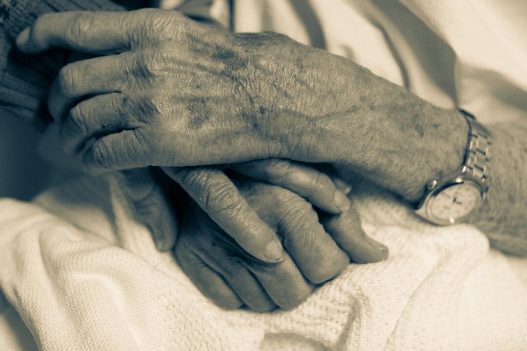 Inseparable Elderly Couple Get Adjacent Beds in Hospital to Spend Wife’s Final Days