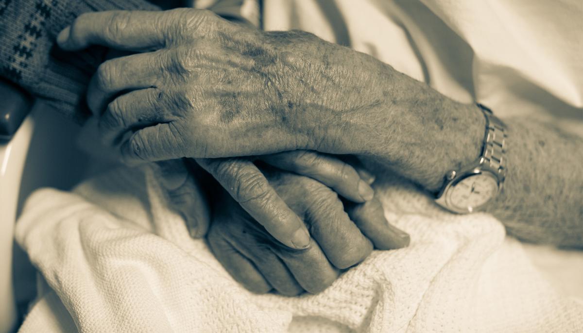 Inseparable Elderly Couple Get Adjacent Beds in Hospital to Spend Wife’s Final Days