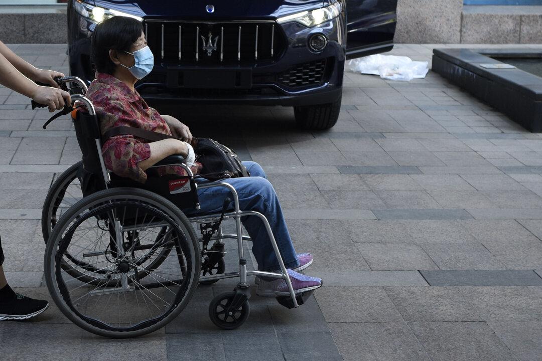 Delivery Man Kicks Elderly Woman to Floor After Elevator Argument