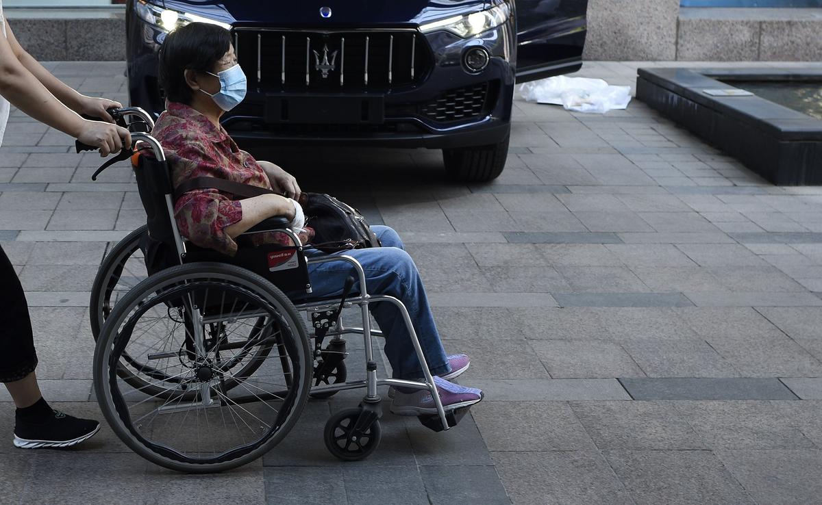 Delivery Man Kicks Elderly Woman to Floor After Elevator Argument