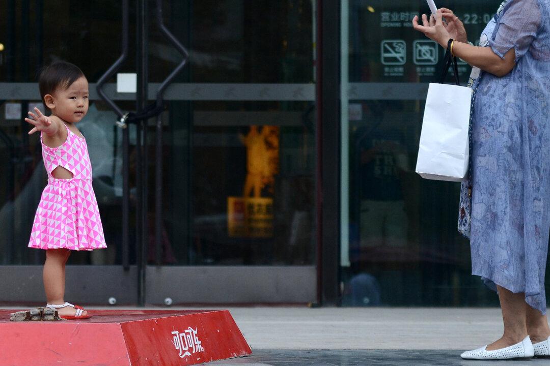 Video Captures Mother Kicking 3-Year-Old Child Model Daughter During Photo Shoot