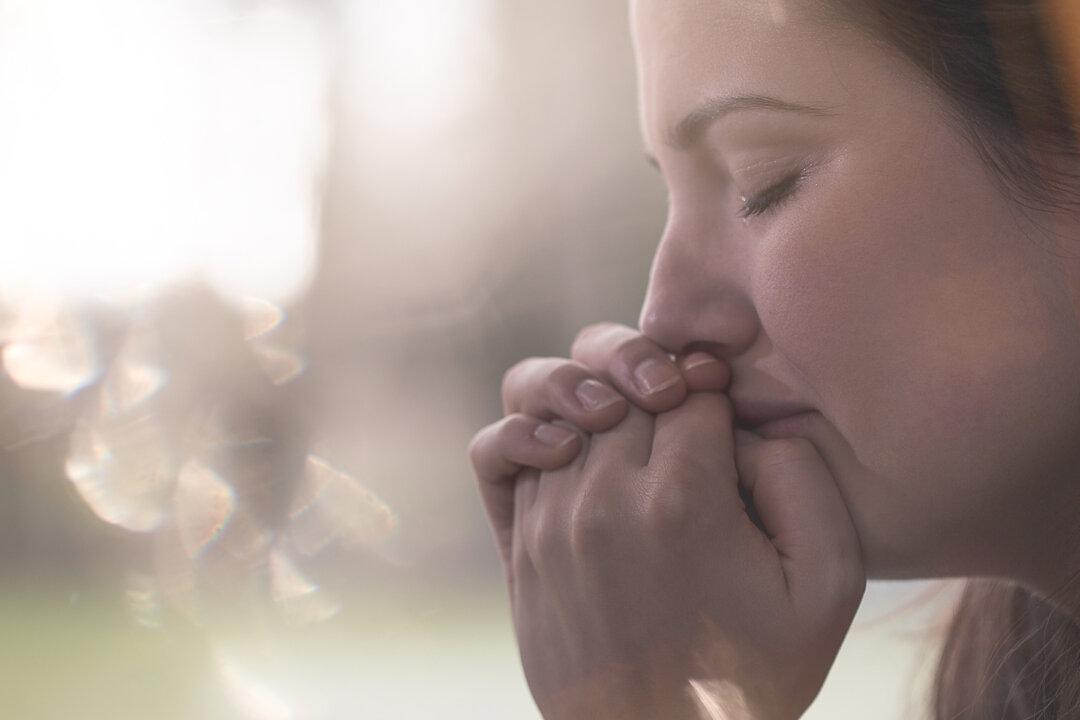 Parents Make Hurtful Comments on Son’s ‘Fat’ Girlfriend Until a Tearful Diner Has Enough