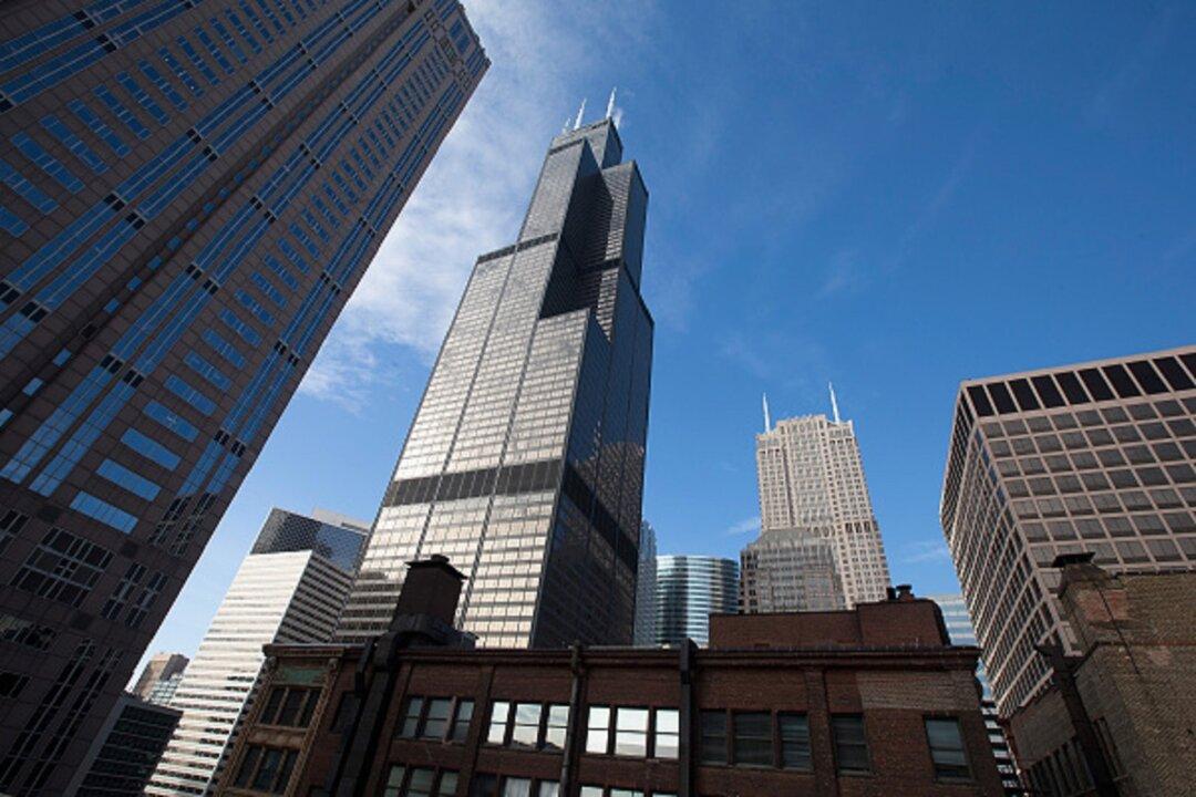 Second Time in Five Years: Willis Tower Skydeck Cracks Under Tourists