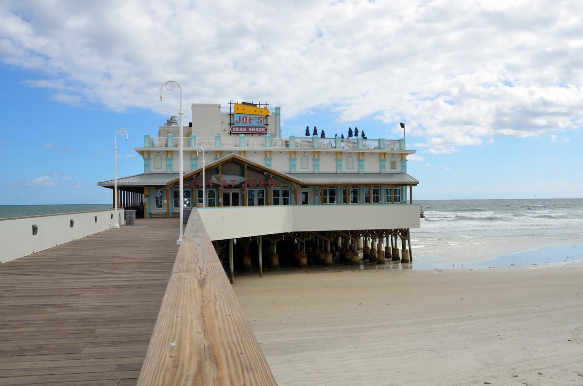 Waitress Breaks Foot Jumping Off Daytona Pier to Rescue Boy She Spotted From Restaurant