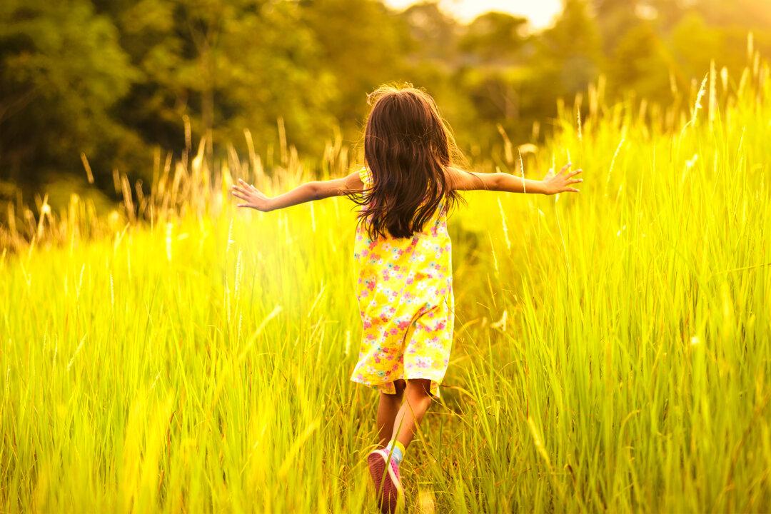 7-Year-Old Iranian Girl Goes Viral for Her Absolutely Stunning Features