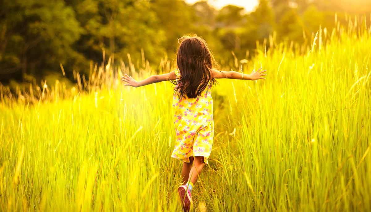 7-Year-Old Iranian Girl Goes Viral for Her Absolutely Stunning Features