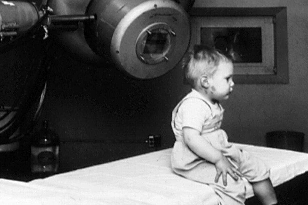 Oregon Mother Spots Daughter’s Eye Cancer After Noticing Odd Glimmer in Photo