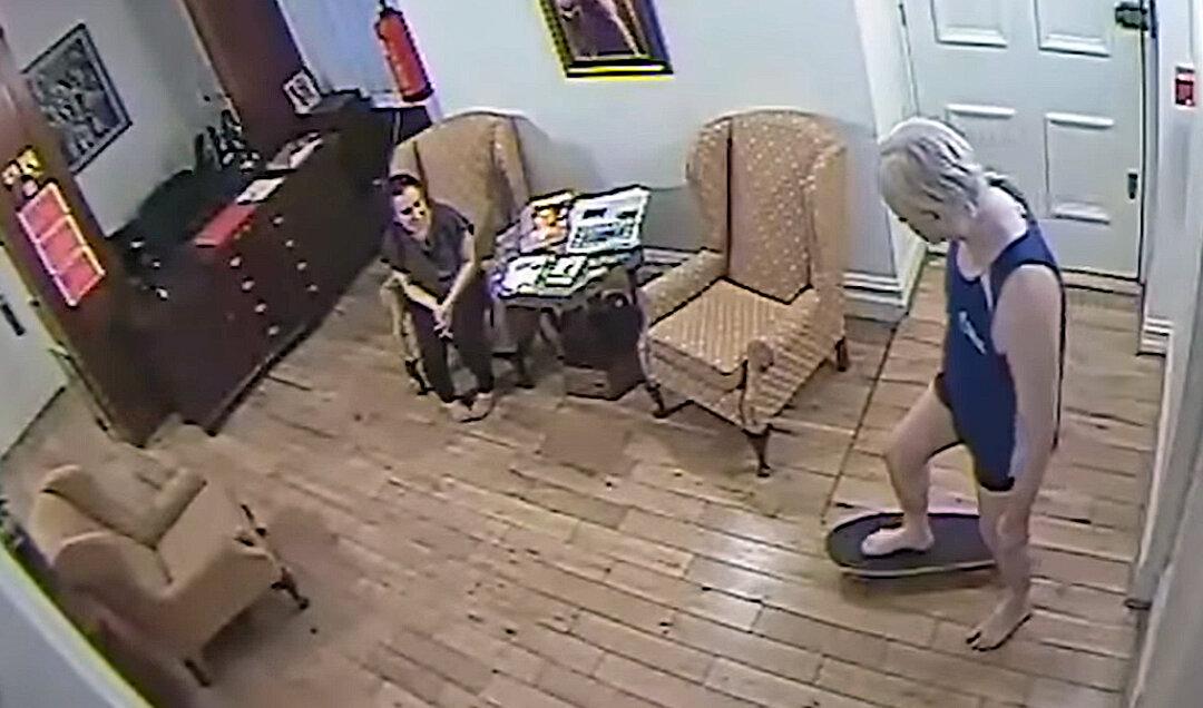 WikiLeaks’ Assange Was Skateboarding in Ecuadorian Embassy, Staff Say
