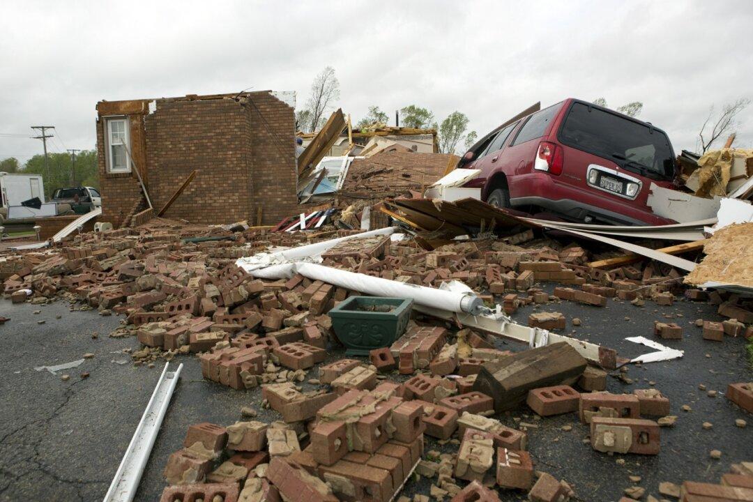Storms in South Kill Girl in Florida, Bring Tornado Threat
