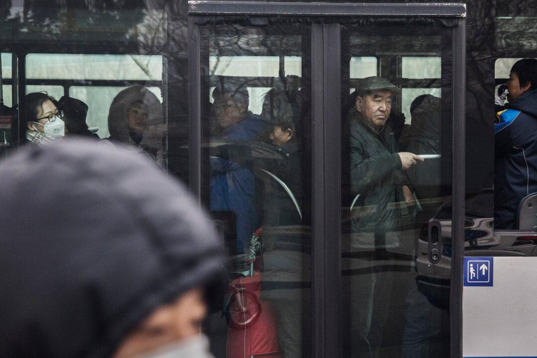 Elderly Man Demands Seat on Bus, Forcefully Sits on Woman’s Lap