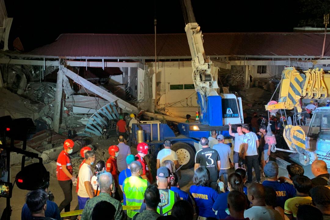 Philippine Quake Knocks Over Building; at Least 3 Dead