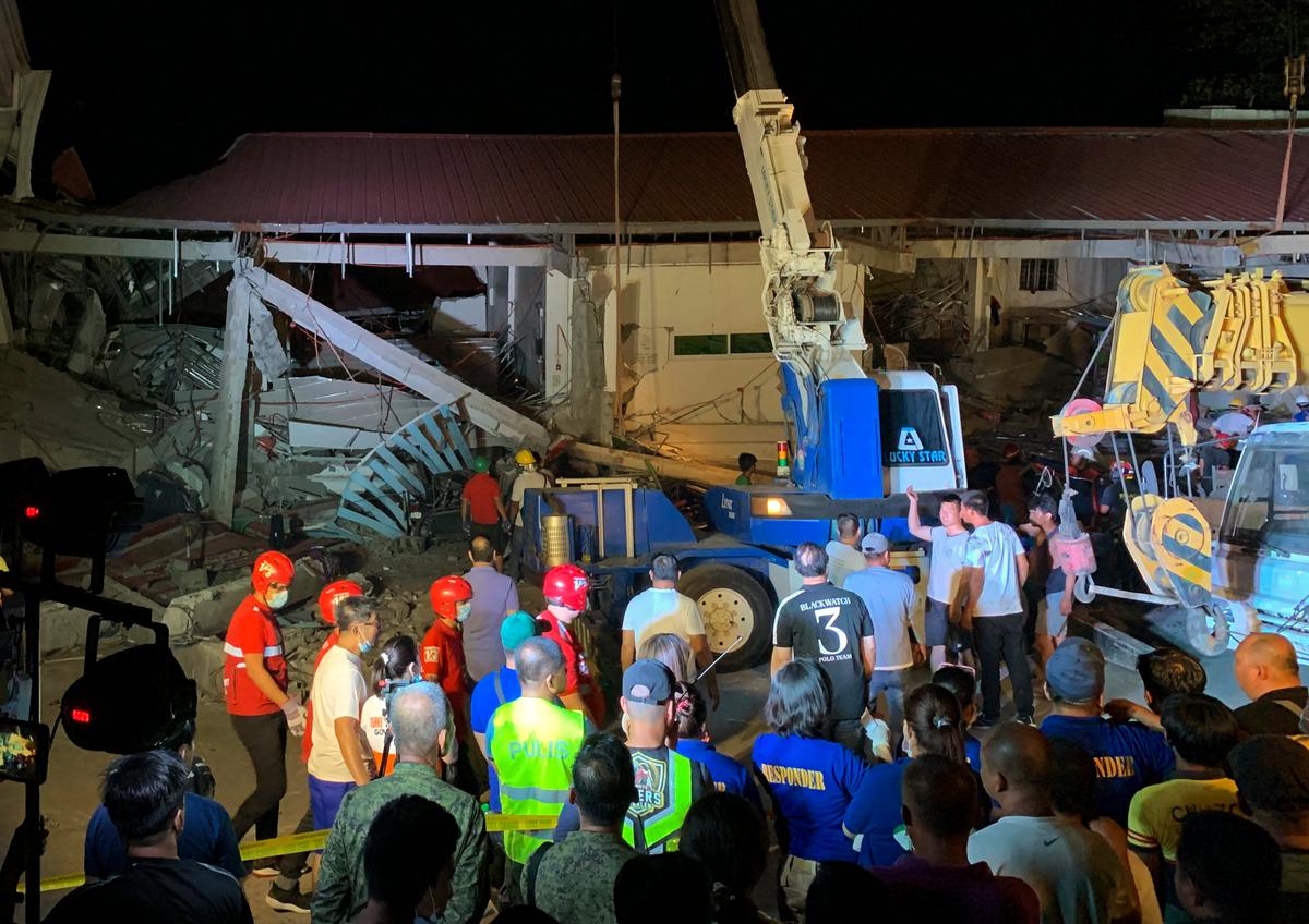 Philippine Quake Knocks Over Building; at Least 3 Dead