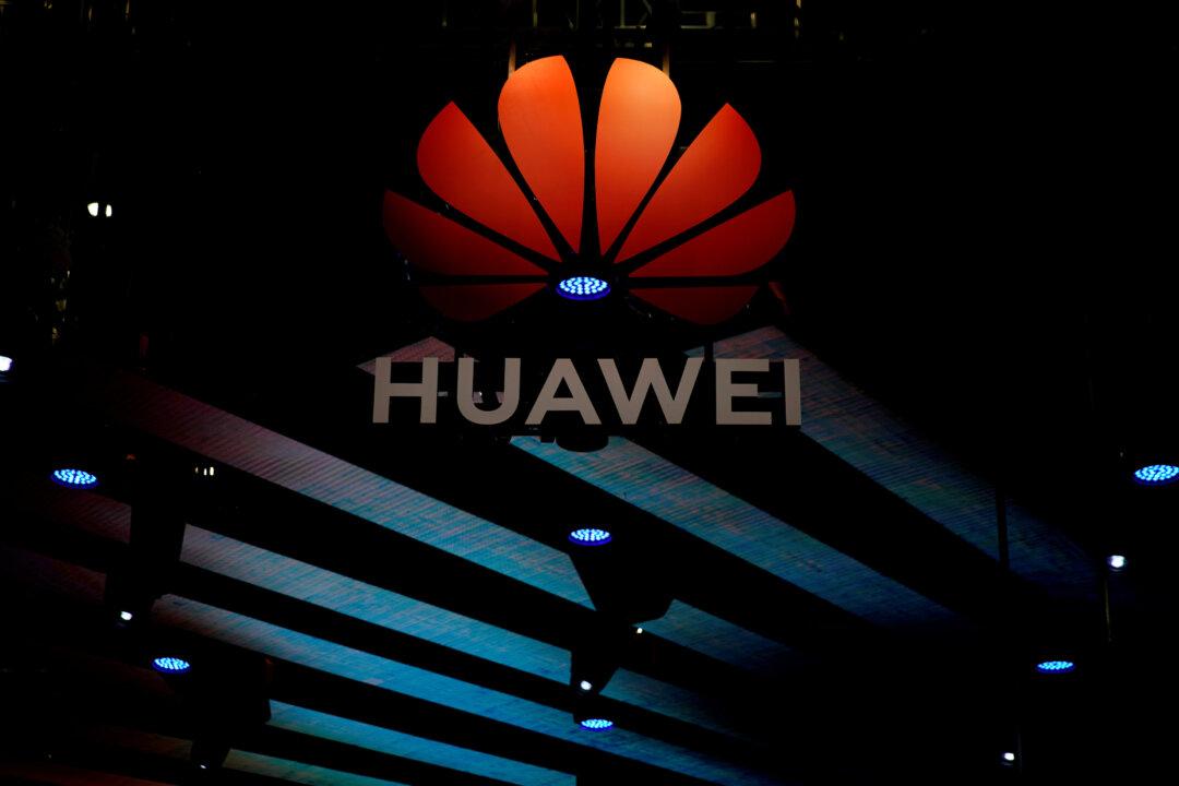 Trump Expected to Sign Order Paving Way for US Telecom Ban on Huawei