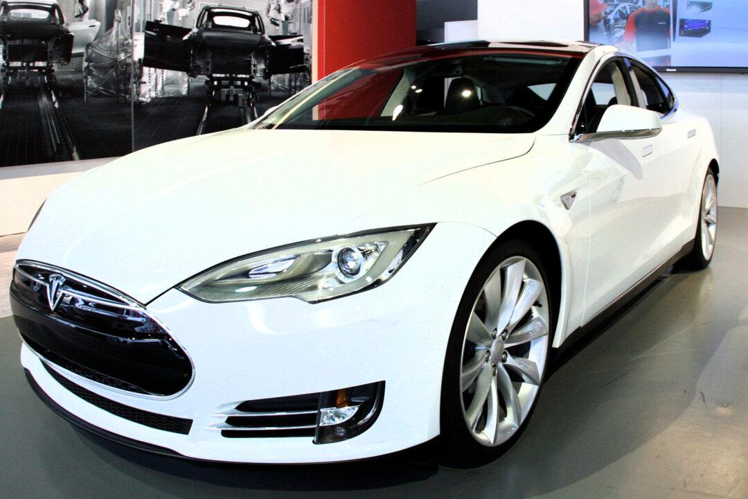Tesla Car Spontaneously Combusts, Footage Shows