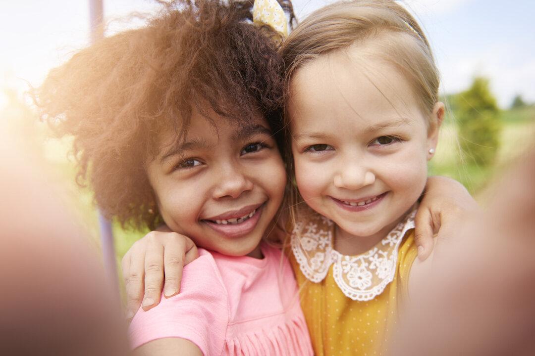 Two Little Girls Taking a Pretend Selfie With a Shoe Are Off-the-Charts Adorable