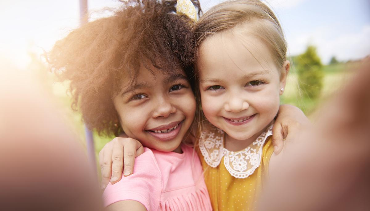 Two Little Girls Taking a Pretend Selfie With a Shoe Are Off-the-Charts Adorable