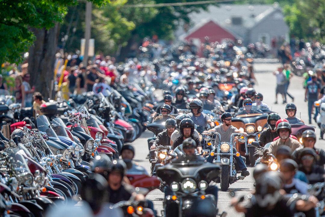 Dying Man Wished to Hear Harley’s Roar Last Time, So Over 100 Bikers Surround His Home