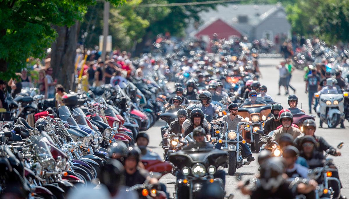 Dying Man Wished to Hear Harley’s Roar Last Time, So Over 100 Bikers Surround His Home
